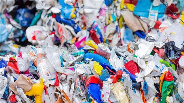 Exportmengen von Plastikmüll gen Asien steigen deutlich Jedes Jahr werden in Deutschland mehr als sechs Millionen Tonnen Kunststoff-Abfälle verwertet, der Anteil der Asien-Ausfuhren daran ist gering.