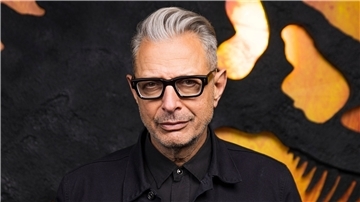 Jeff Goldblum, Schauspieler aus den USA, während eines Fototermins, um den Film „Jurassic World Dominion“ auf dem Gelände der Universal Studios in Los Angeles zu bewerben.
