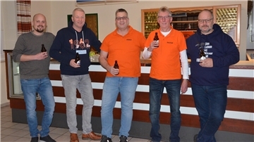 Jelde Brunßen (von links), Thomas Wintjen, Mario Schnackenberg, Dieter Hellmers und Andreas Kück vom Oeser Fastnachtsbier-Club freuen sich auf das Oeser Fastnachtsbier am 8. Februar.