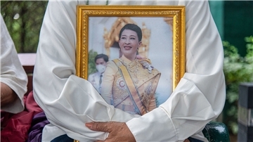 Jemand hält ein Porträt der thailändischen Prinzessin Bajrakitiyabha - sie liegt nach Angaben des Königspalasts im Krankenhaus.