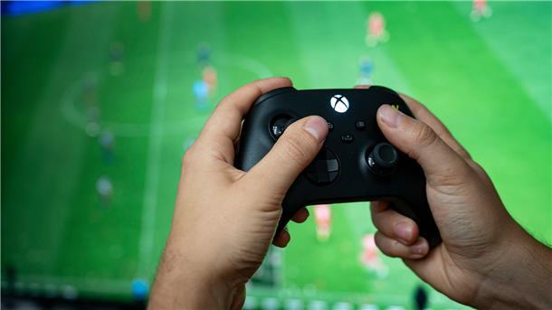 Hauptsache Spielen Jemand spielt ein Videospiel auf einer Spielekonsole.