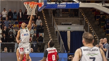 Jemarl Baker erzielt zwei Punkte für die Eisbären. Zur Halbzeit ahnte niemand, dass das Heimspiel gegen die RheinStars Köln noch so knapp werden würde.