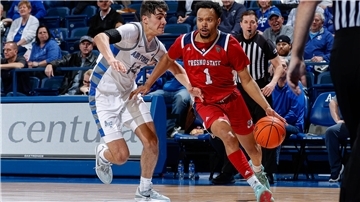 Ein Basketballer dribbelt an seinem Gegenspieler vorbei. Es ist Jemarl Baker, Neuzugang der Eisbären Bremerhaven. 