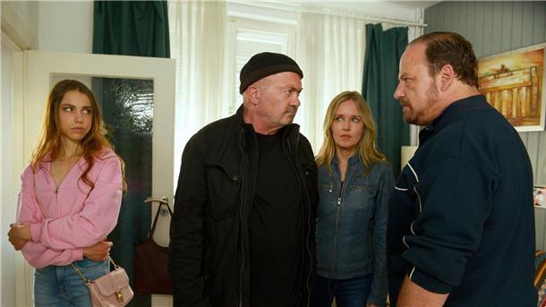 Rätsel um einen toten Freier - „Ein starkes Team“ ermittelt Jemma (Vivien Sczesny, l-r), Otto Garber (Florian Martens), Linett Wachow (Stefanie Stappenbeck) und Ralf Dubnitzki (Andreas Anke) in einer Szene aus „Ein starkes Team - Jemma“.