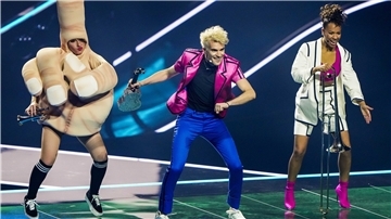 Jendrik Sigwart (Mitte, bei einer Probe in Rotterdam) tritt mit dem selbst komponierten Lied „I Don’t Feel Hate“ an. Der deutsche ESC-Kandidat will mit seinem Song auch ein Zeichen gegen Hass und Mobbing setzen.