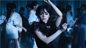 Jenna Ortega als Wednesday Addams in einer Tanzszene der Netflix-Serie „Wednesday“.
