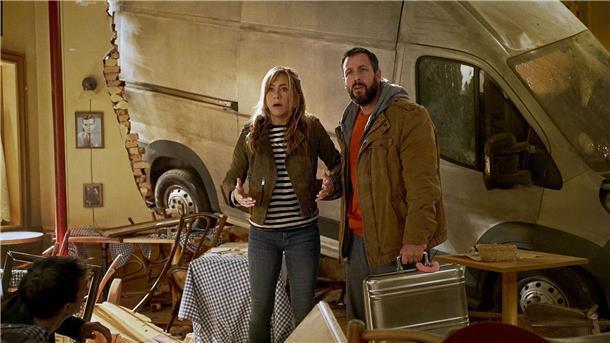 Jennifer Aniston und Adam Sandler in Murder Mystery 2“ Jennifer Aniston als Audrey Spitz und Adam Sandler als Nick Spitz in einer Szene des Films „Murder Mystery 2“.