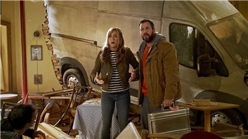 Jennifer Aniston als Audrey Spitz und Adam Sandler als Nick Spitz in einer Szene des Films „Murder Mystery 2“.