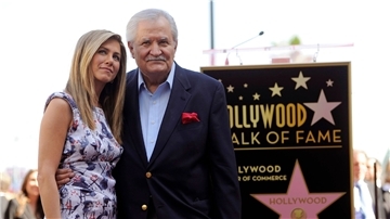 Jennifer Aniston (l) mit ihrem Vater, dem Schauspieler John Aniston 2012 in Hollywood.