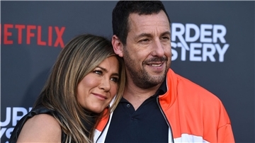 Jennifer Aniston und Adam Sandler sind ab Freitag zusammen im Film „Murder Mystery 2“ auf Netflix zu sehen.