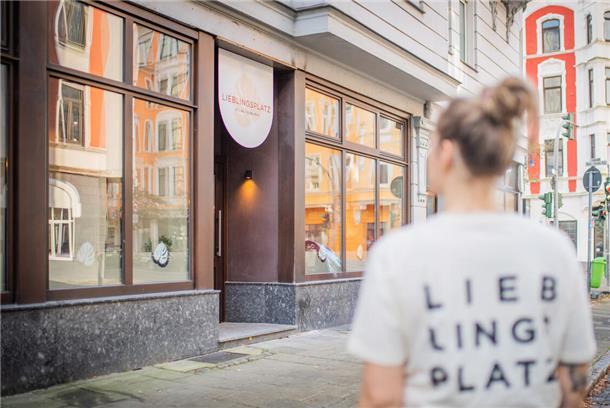 Jennifer Dagligil hat 2022 das Frühstücks-Café „Lieblingsplatz“ in einer Seitenstraße der Alten Bürger in Bremerhaven eröffnet.
