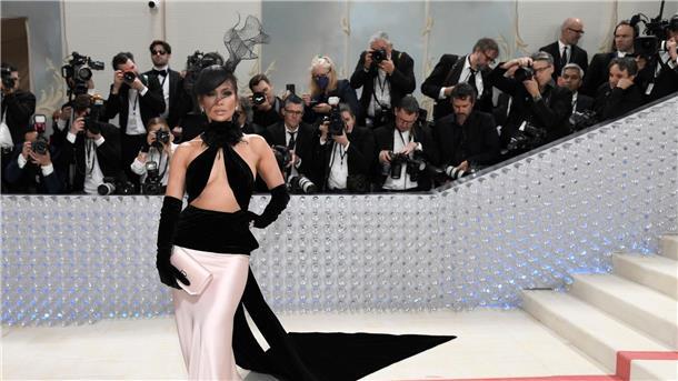 Jennifer Lopez bei der Eröffnung der Ausstellung „Karl Lagerfeld: A Line of Beauty“ im New Yorker Metropolitan Museum of Art.