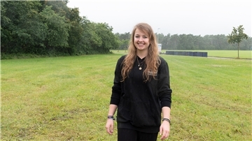 Jenny Meyer gehört seit zweieinhalb Jahren zum Organisationsteam von ESK Event & Promotion. „Ein Traumjob“ für die 27-Jährige, die gerade über das – noch leere – Deichbrand-Festivalgelände in Wanhöden läuft.