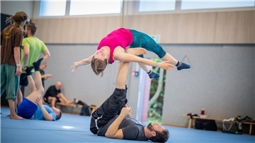 Jenny und Simon aus Hamburg trainieren wöchentlich ihre Akrobatikkünste. Hier zeigen beide die Figur Poledancer.