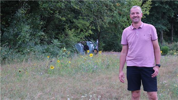 Auch in Zeven sollen Friedhöfe zu Parkanlagen werden Jens Behrens setzt sich für eine umweltfreundliche Umgestaltung der Friedhöfe in der Samtgemeinde Zeven ein. Auf dem Elsdorfer Friedhof blühen die letzten Blumen der Blühwiese für Bienen.