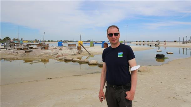 Jens Bode ist seit 4 Uhr morgens auf den Beinen. Er ist dabei, frisches Nordseewasser für die Lagune zu sichern.