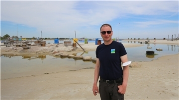Jens Bode ist seit 4 Uhr morgens auf den Beinen. Er ist dabei, frisches Nordseewasser für die Lagune zu sichern.