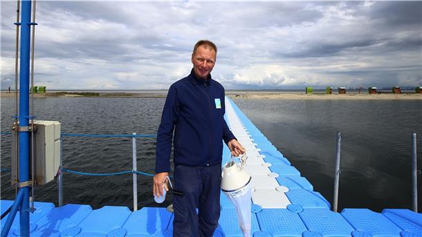 Jens Bode will mit einem Filter die wichtigsten Mitarbeiter der Nordsee-Lagune einfangen: Das Plankton.