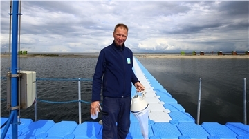 Jens Bode will mit einem Filter die wichtigsten Mitarbeiter der Nordsee-Lagune einfangen: Das Plankton.