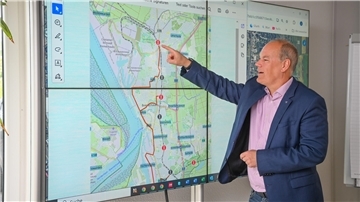 Jens Grotelüschen stellt die Idee für ein dichteres S-Bahn-Netz vor: Die Region würde so besser vernetzt