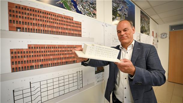 Jens Grotelüschen zeigt ein Modell des sogenannten Hafenstudios, ein Neubau im neuen Rotersand-Quartier in Bremerhaven. Es soll eine Photovoltaik-Anlage bekommen, doch die darf von außen nicht zu sehen sein.