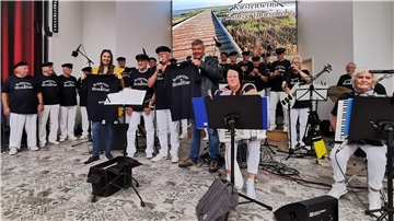 Jens Hillers und seine Tochter Selina haben dem Shantychor Butjenter Blinkfüer die T-Shirts während des jüngsten Auftritts in der Konzertmuschel in Tossens übergeben.