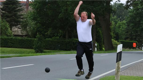 Jens Kleinschmidt vom BV Moorriem beim Straßenboßeln.