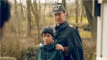 Jens Ole Jepsen (Ulrich Noethen, r) und sein Sohn Siggi (Levi Eisenblätter).