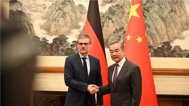 China: Deutsche Delegation spricht über internationale Lage Jens Plötner (l) steht neben Chinas Außenminister Wang Yi.
