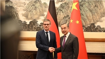 Jens Plötner (l) steht neben Chinas Außenminister Wang Yi.