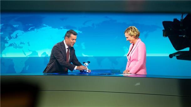 Jens Riewa (l-r) schenkt Caren Miosga am Ende ihrer letzten Sendung eine Snoopy-Figur.