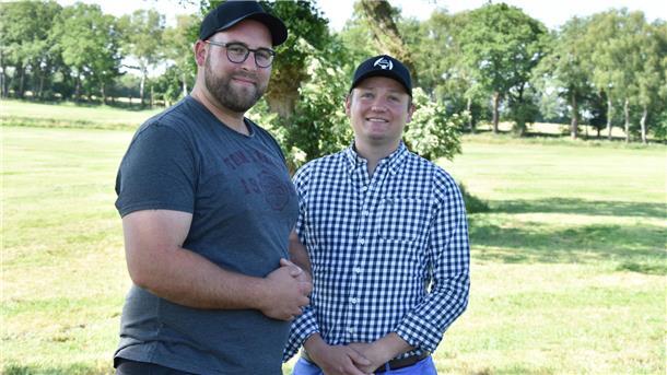 Jens Roggenkamp (links) und Eike-Hinrich Bahr stehen auf der Weide, auf der „Die Heide brennt" stattfindet.
