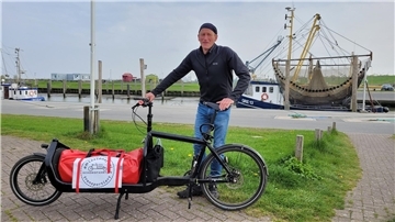 Jens Testorf aus Sievern liefert Bio-Schokolade aus Amsterdam zum Nationalpark-Haus in Dorum-Neufeld.