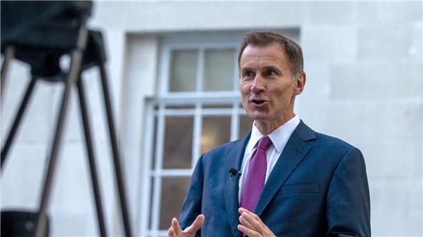 Jeremy Hunt, neuer britischer Finanzminister, spricht vor der BBC mit der Presse.