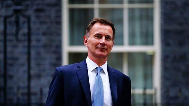 Jeremy Hunt, neuer Finanzminister von Großbritannien, verlässt Downing Street 10. Die britische Premierministerin Truss hat ihn als Nachfolger von Finanzminister Kwarteng ernannt.