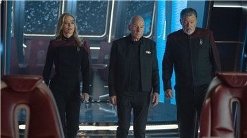 Jeri Ryan als Seven (l-r), Patrick Stewart als Picard und Jonathan Frakes als Riker in einer Episode aus „Star Trek Picard“.