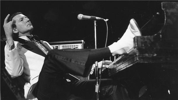 Jerry Lee Lewis nimmt bei einem Konzert im New Yorker Madison Square Garden (1975) ganz entspannt den Applaus der Fans entgegen.