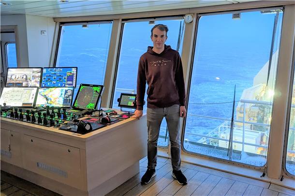 Jesse Thaden an seinem neuen Arbeitsplatz: die mit moderner Technik vollgestopfte Brücke des Hochseetrawlers „Mark“.