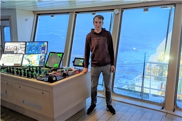 Jesse Thaden an seinem neuen Arbeitsplatz: die mit moderner Technik vollgestopfte Brücke des Hochseetrawlers „Mark“.