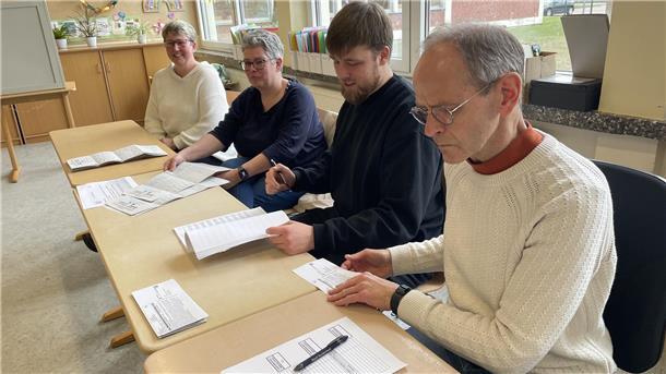 Jessica Barre, Christine Renken, Fynn Baumgardt und Jörg Patzke (von links) waren in einem der beiden Wahllokale in der Grundschule Süd als Wahlhelfer im Einsatz.