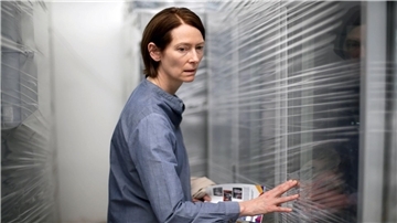 Jessica (Tilda Swinton) ist auf der Suche nach Inkubatoren für ihre Orchideenzucht.