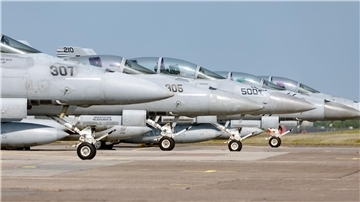 Jets vom Typ F18 der US-Marine parken auf dem Luftwaffenstützpunkt Hohn. Sie werden an der Übung „Air Defender 23“ teilnehmen.