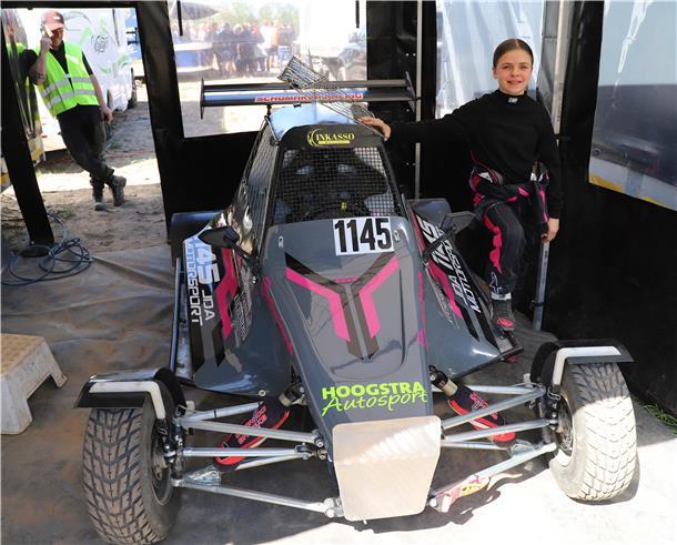 Jette Mehrens mit ihrem Junior Buggy, ausgestattet mit einem 500 Kubikzentimeter Honda-Motor und mit einer Leistung von 61 PS.