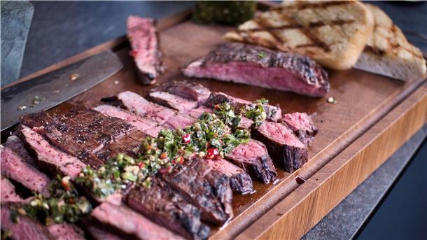 Jetzt fehlt nur noch die Chimichurri-Sauce, dann ist das saftige Steak servierbereit. Guten Appetit!