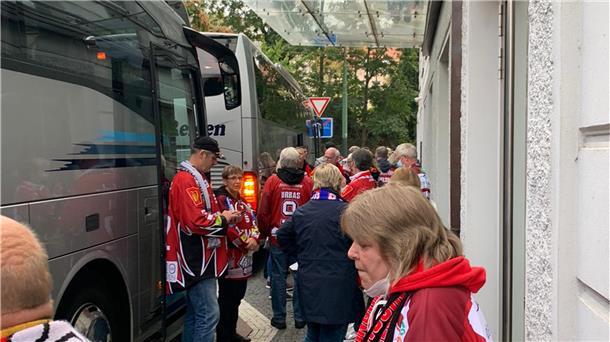 Liveticker: Die Fischtown Pinguins und ihr Abenteuer in Prag Fans vor Hotel und Bus.