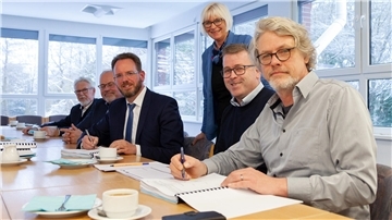 Jetzt ist das Auricher Planungsbüro offiziell Partner der Gemeinde Wurster Nordseeküste (von links): Ratsherr Henry Kowalewski (SPD), Gemeinderat Michael Göbel, Bürgermeister Marcus Itjen, Bauamtsleiterin Norma Warncke sowie die Architekten Sven Bünting und Matthias Steinhoff von 3ing aus Aurich.