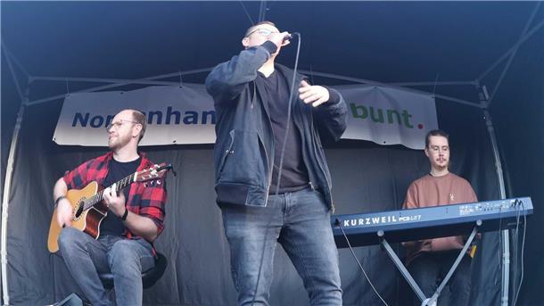 Jetzt singen alle mit: Ultraviolett singt "Schrei nach Liebe".