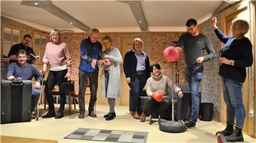 Jetzt wird geprobt: Text und Spiel müssen sitzen, wenn die Flögelner Theatergruppe die Pforten der „Residenz Slott & Riegel“ im Februar öffnet.
