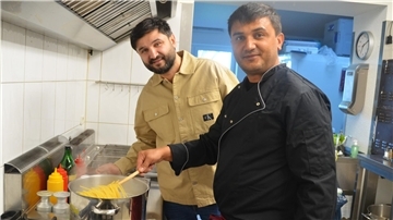 Jetzt wird wieder der Kochlöffel geschwungen in der Gastronomie im Clubhaus: Dzafer Maka (hinten) und Adam Maka haben das „Ristorante Rocca“ in Hainmühlen eröffnet.