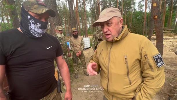 Wagner und Russlands Militär: Konflikt spitzt sich zu Jewgeni Prigoschin (r.) im an einem ungenannten Ort im Gespräch mit einem seiner Soldaten.